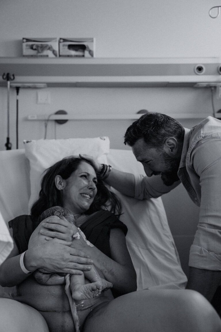Madre y padre emocionados con su bebé recién nacido en el hospital