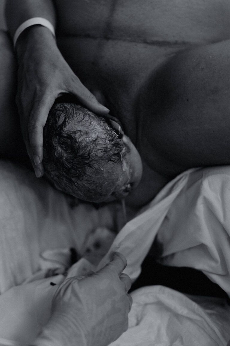 Bebé recién nacido sobre el pecho de su madre, en blanco y negro