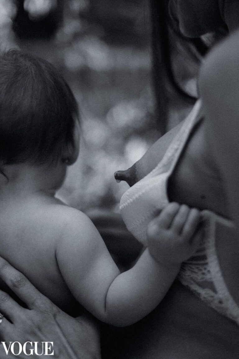 Bebé tomando el pecho, sesión piel con piel y lactancia en blanco y negro