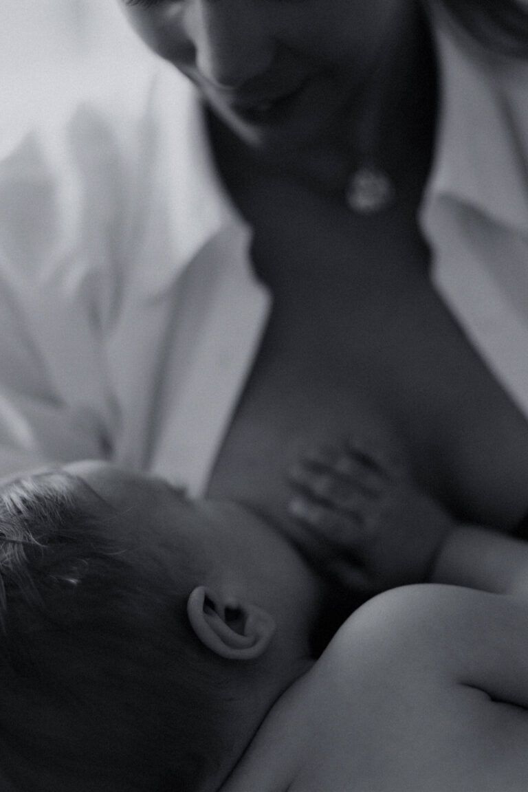 Mano del bebé sobre la piel de su madre, en blanco y negro