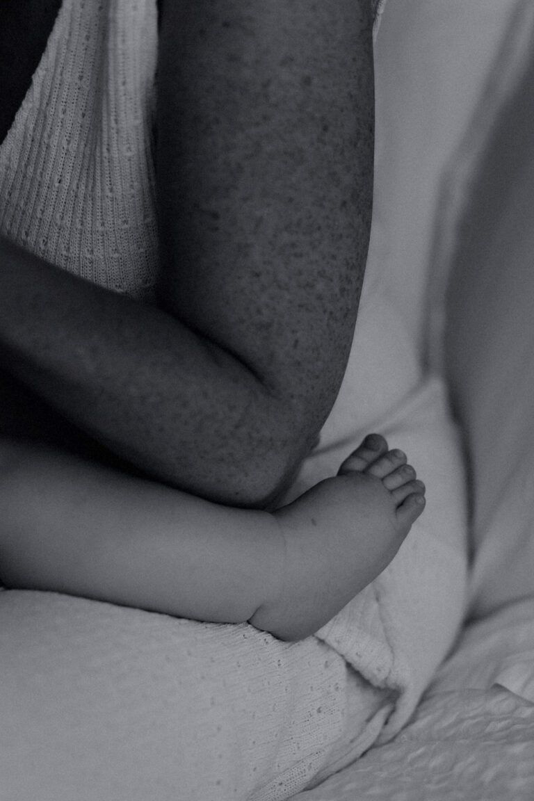 Bebé sobre su madre en blanco y negro, sesión piel con piel