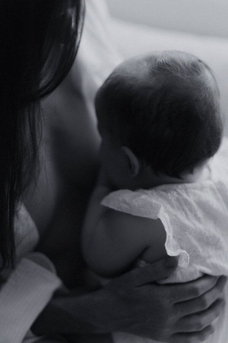 Bebé en brazos de su madre, en blanco y negro